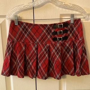 Plaid school-girl mini skirt with buckles